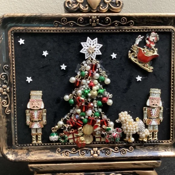 Hand crafted Christmas tree vintage upcycled jewelry art framed mantelpiece - Picture 5 of 8